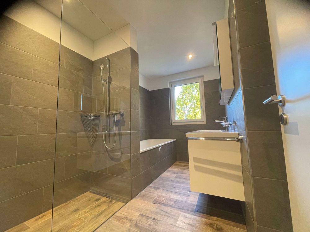 NUR MIT FESTWOHNSITZ! - ERSTBEZUG - BALKON MIT PANORAMASICHT! - Bild 4