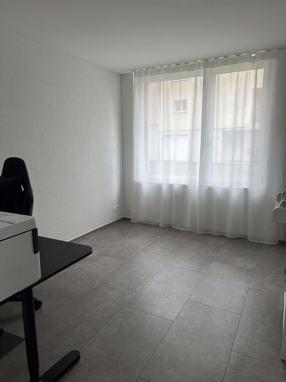 Moderne helle Wohnung - Büro