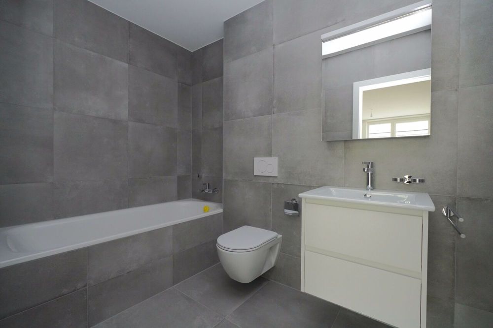 APPARTEMENT 3.5 PIÈCES DE 119M2 NEUF À LOUER À SIERRE - Salle de bain privative avec colonne de lavage