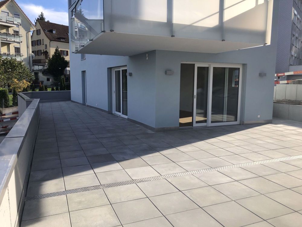 Zentral, modern mit grosser Terrasse und Seesicht (partiell) - Bild 1