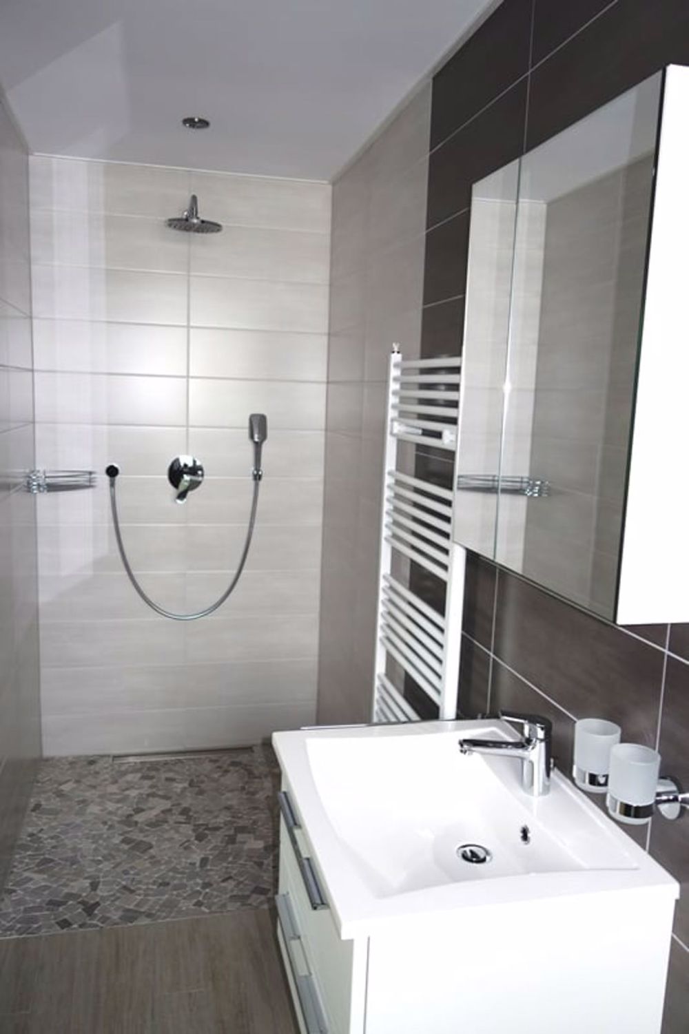 Sehr geräumige Wohnung wie neu mit 4,5 Zimmern und zwei Parkplätzen - Bild 5