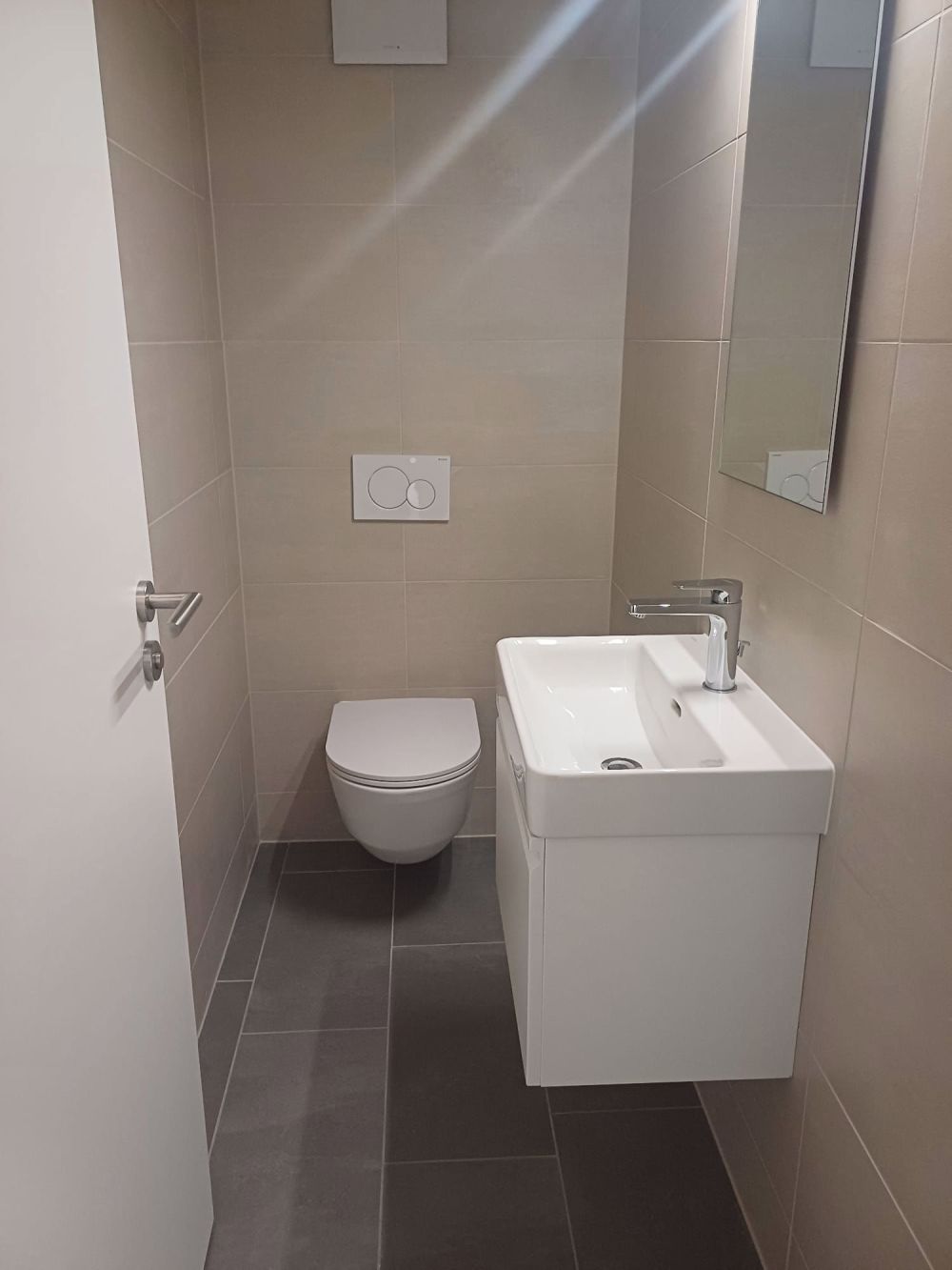 Neue 3½-Zimmer-Wohnungen von etwa 77 oder 83 m² mit: - Eingang mit Einbauschränken - Gut ausgestattete offene Küche - Helles Wohnzimmer mit Zugang zum Balkon oder zur Terrasse - Zwei Schlafzimmer - Badezimmer/WC mit Waschmaschine - Separates WC - Abstellraum in den etwa 83 m² großen Wohnungen - Balkon oder Terrasse - Bild 7