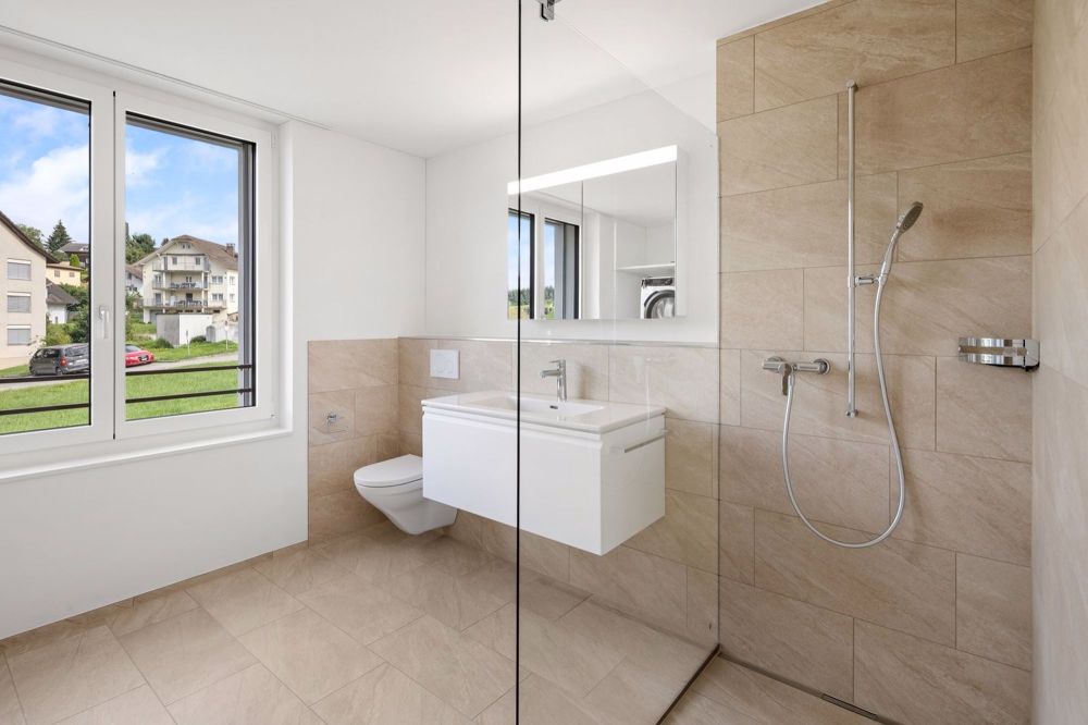 Hochmoderne 3.5-Zimmerwohnung mit Balkon im Erstbezug - Badzimmer