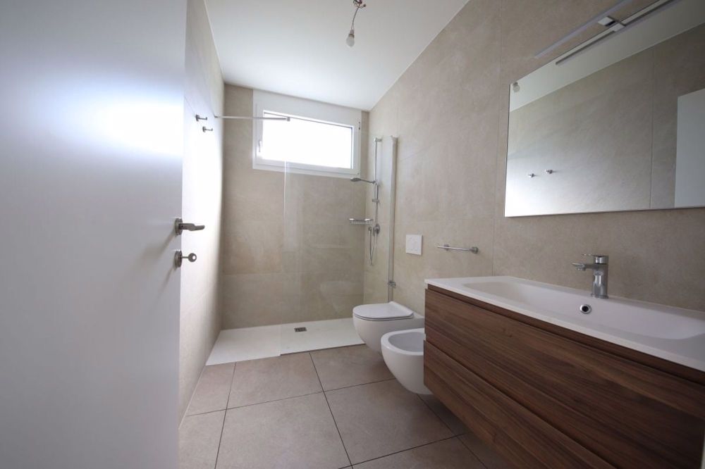 Moderne Wohnung mit überdachter Terrasse, Garten und Garage – Pollegio - Bild 9