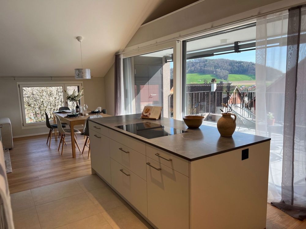 Attika-Wohntraum mit Aussicht - Erstbezug - Kochen und Aussicht geniessen