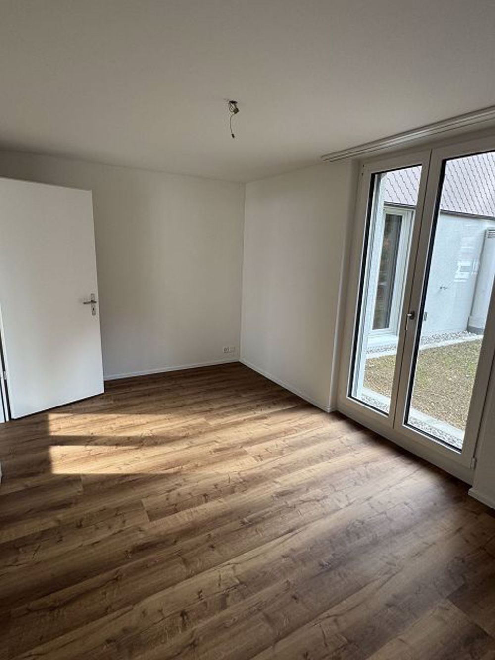 Sonnige, grosszügig ausgestattete 4.5-Zimmerwohnung - Zimmer 1
