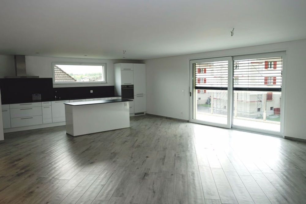 Sehr geräumige Wohnung wie neu mit 4,5 Zimmern und zwei Parkplätzen - Bild 1