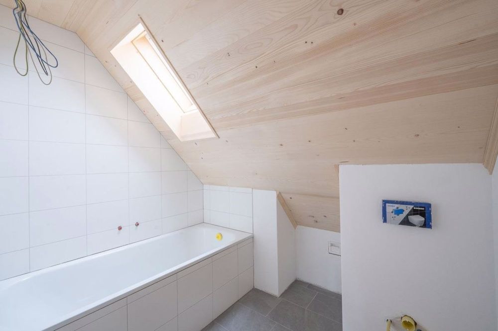 Charmant Wohnen mit besten Anbindungen nach Totalsanierung - Bad Etage 2