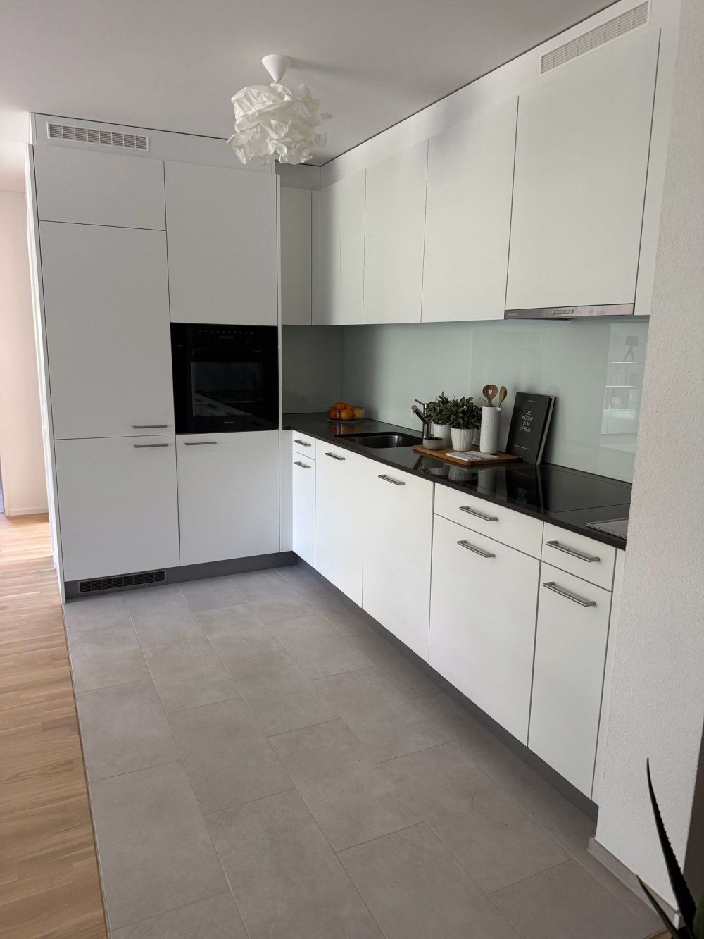 Top moderne 2,5-Zimmer-Whg (2.OG) mit Loggia, Lift + eigenem Waschturm - Bild 2