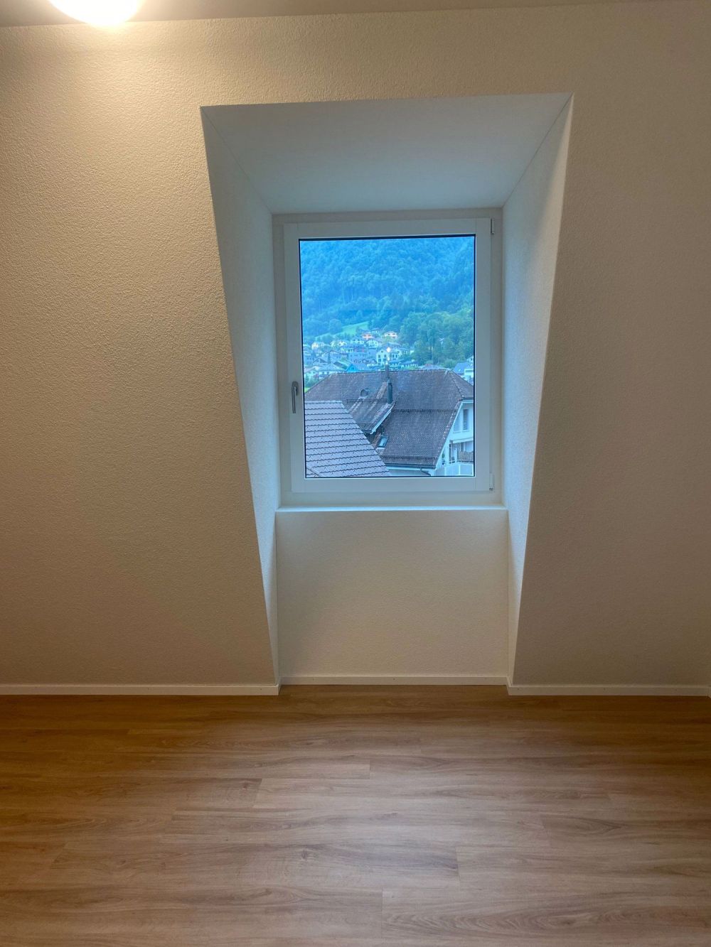 Erstvermietung nach Dachaufstockung - 2.5-Zimerwohnung mit grosszügigem Grundriss - Bild 7
