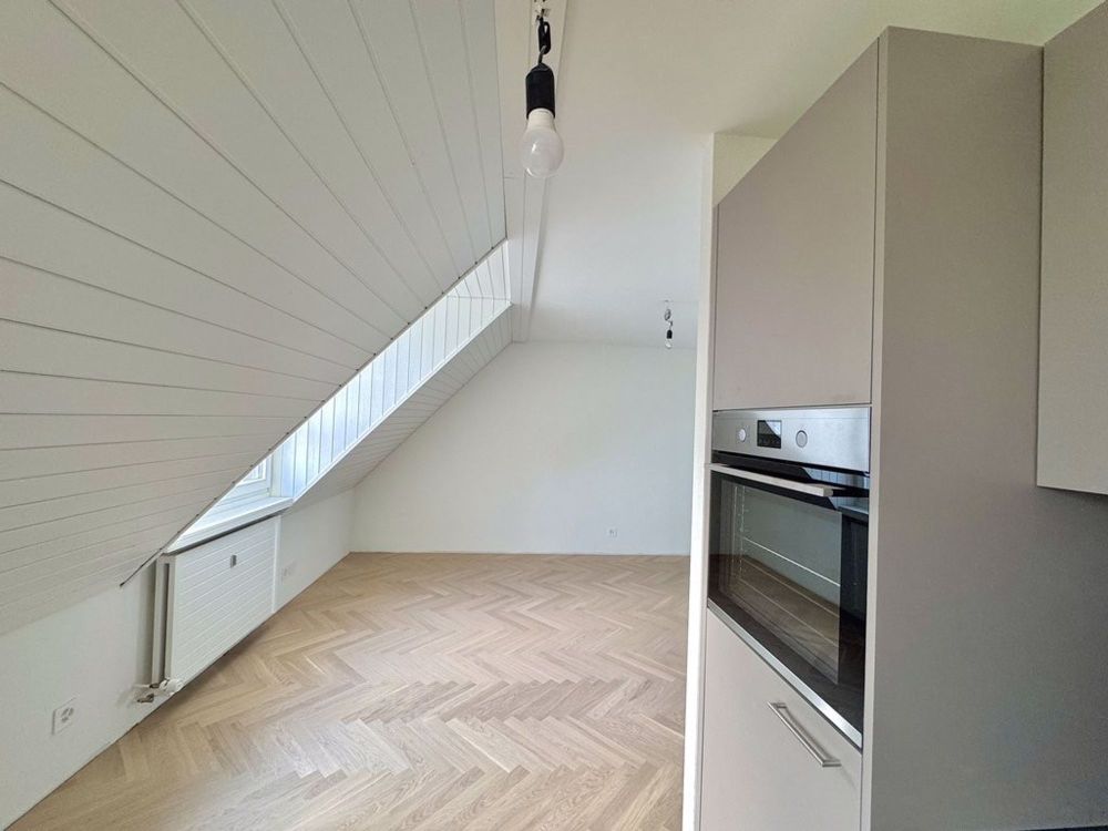 Helle Dachwohnung im Matthäus-Quartier - Wohnzi._Sicht_von_Kueche.jpg