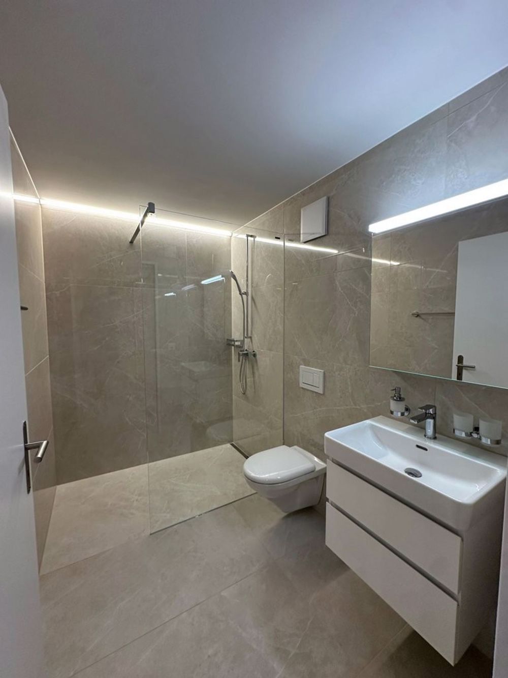 Erstbezug 2.5 Zimmerwohnung in Wetzikon - Badezimmer mit Dusche