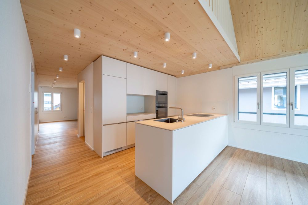 5.5 Zimmer Neubau Maisonettewohnung über dem Nebel in Einsiedeln - Grosszügige helle Küche