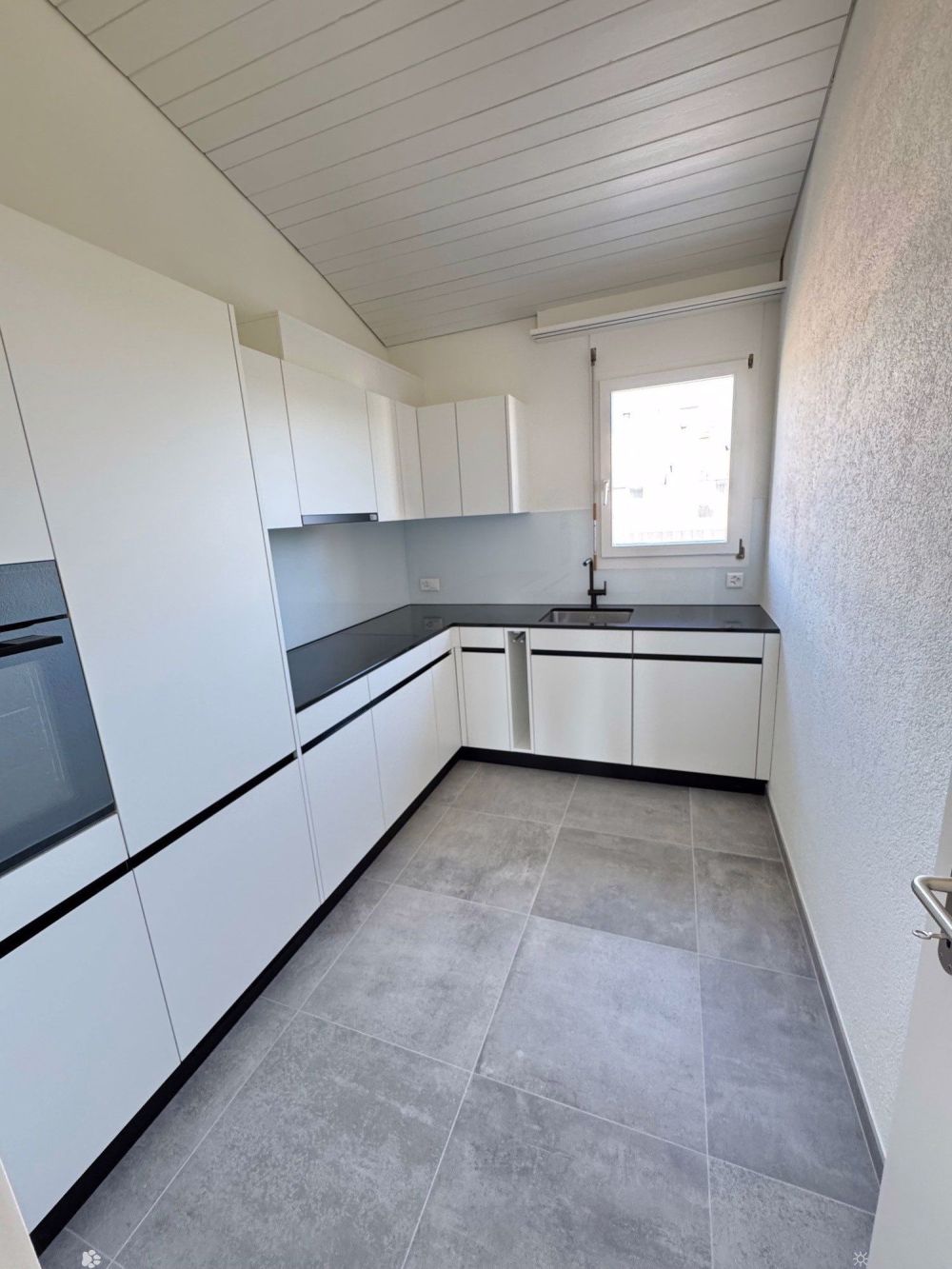 Modern sanierte 3.5-Zimmer-Attika-Wohnung im Herzen von Biel - Bild 1