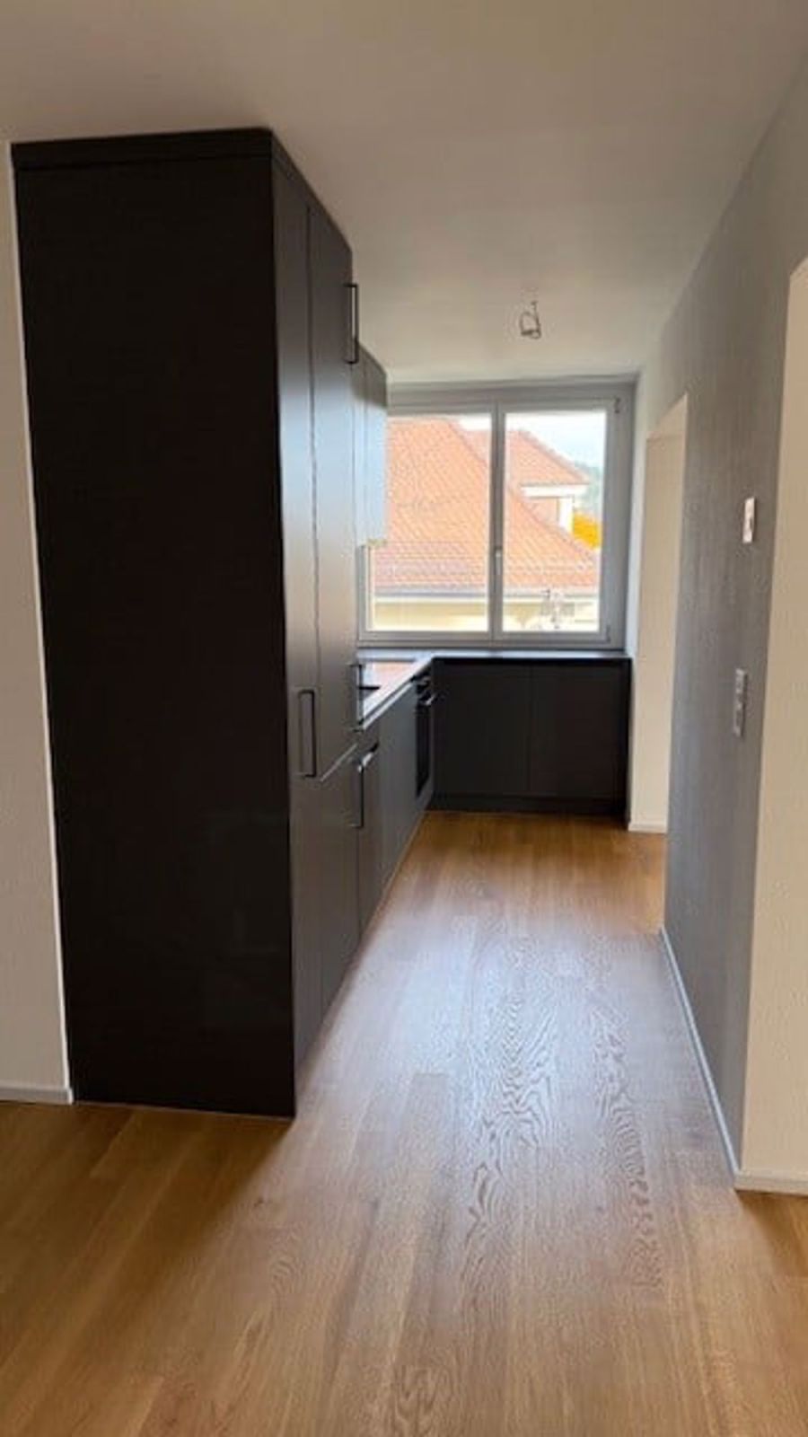 Erstvermietung: komfortable 3,5-Zimmerwohnunggrosser mit sonniger Terrasse und Aussicht - Bild 3