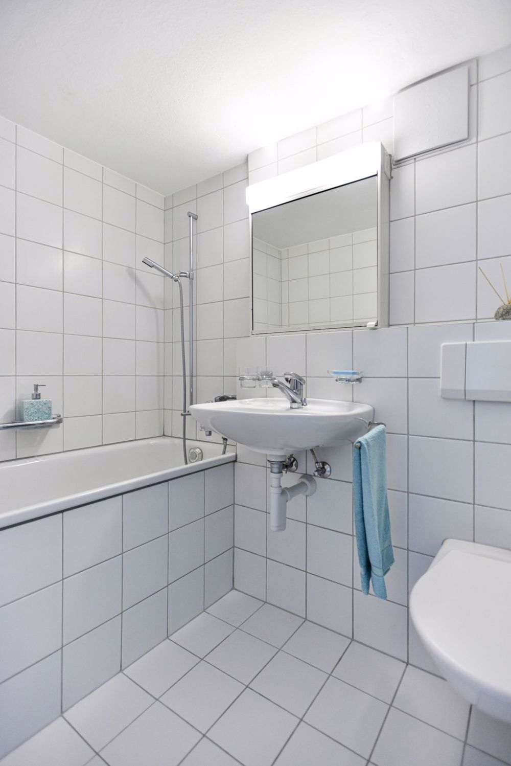 Erstvermietung nach Sanierung: 2,5 Zimmer-Maisonettewohnung und Umzugsgutschein - Badezimmer