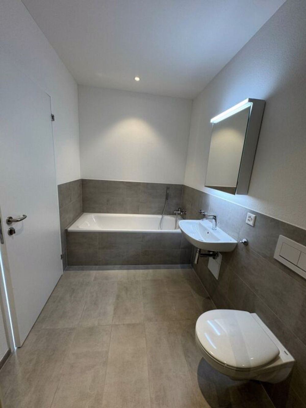 Erstvermietung: hochwertige 3.5-Zimmer-Attikawohnung mit Schloss- & Bergsicht - Bild 7