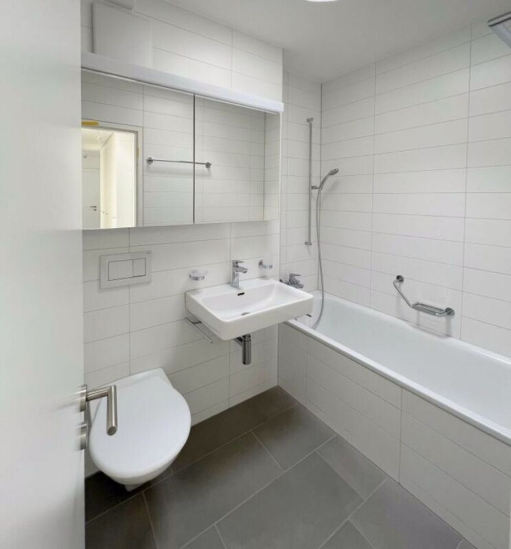 Erstbezug unserer neu sanierten 3.5 Zimmerwohnung! - Bad mit Badewanne
