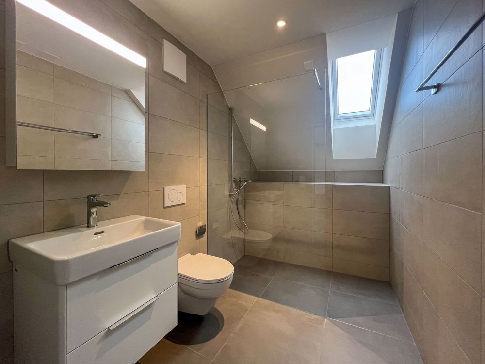 Erstbezug Maisonette-Wohnung. Wohnen vor den Toren Zürichs mit Lift in privaten Eingangsbereich - Bild 3