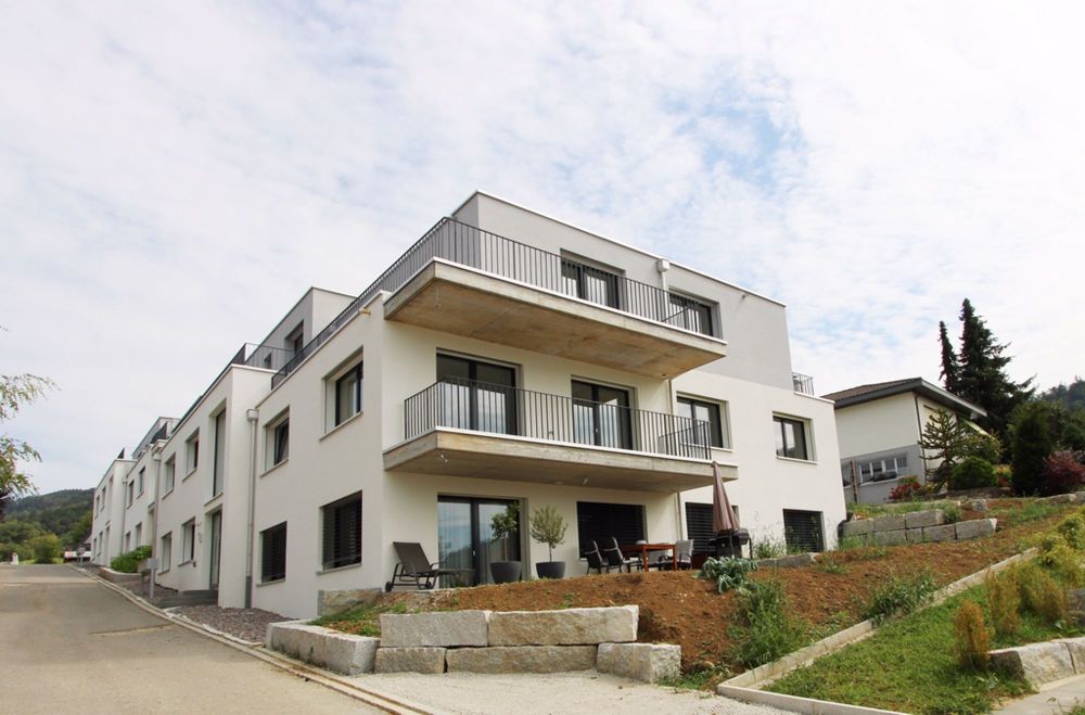 grosszügige moderne Wohnung mit sehr schöner Aussicht - Aussen.JPG