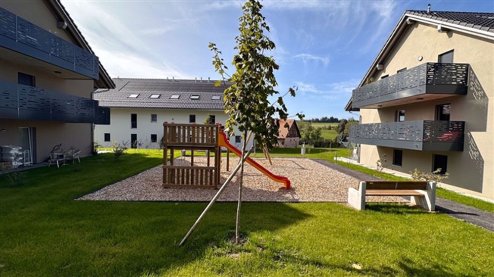 Helle Neubau 3.5-Zimmerwohnung mit Balkon und Hochparterre - Bild 1
