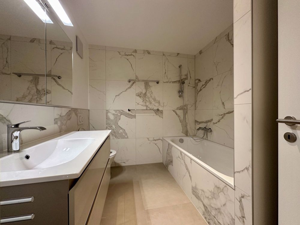 Appartement von hohem Standard, 3,5 Zimmer im Erdgeschoss mit Garten - Salle de bains