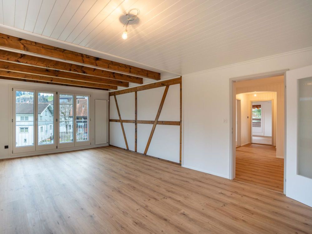 Erstbezug nach Gesamtrenovation: 4.5-Zi. Wohnung an zentraler Lage - Bild 1
