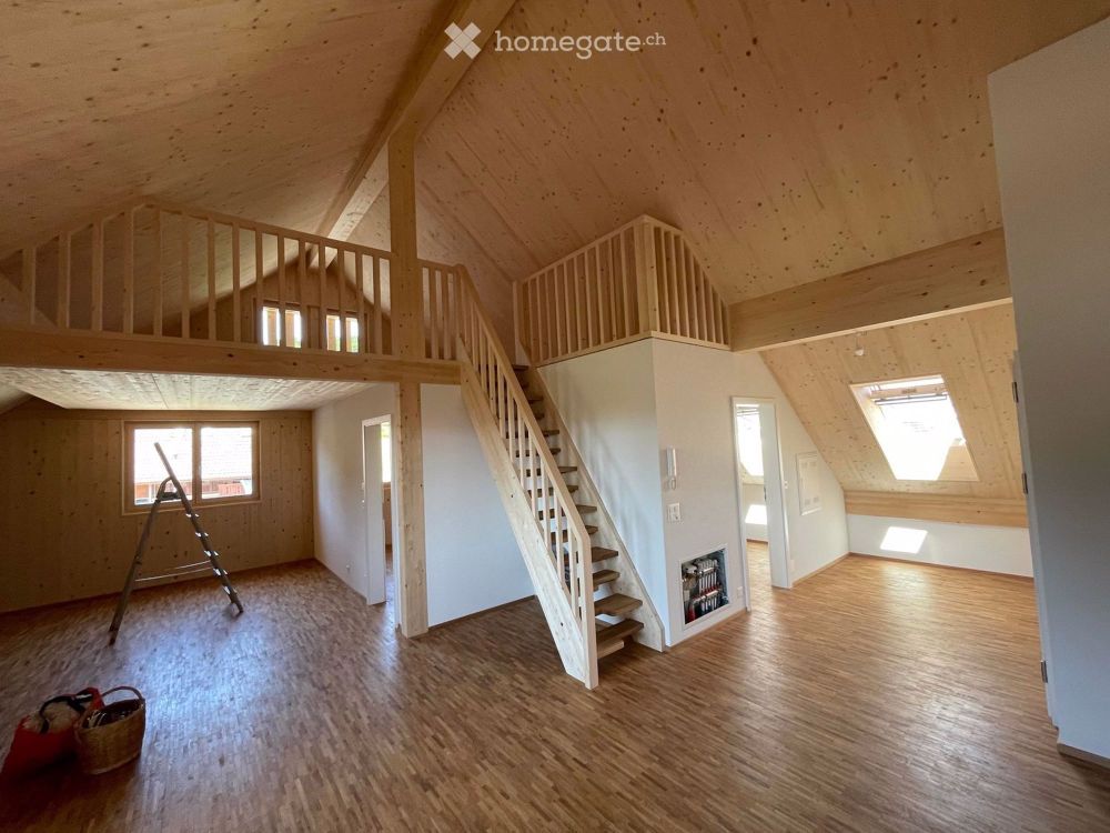 Sehr schöne 3.5-Zimmer Dachwohnung (2.5 + Galerie) in Massivholzbauweise - Bild 1