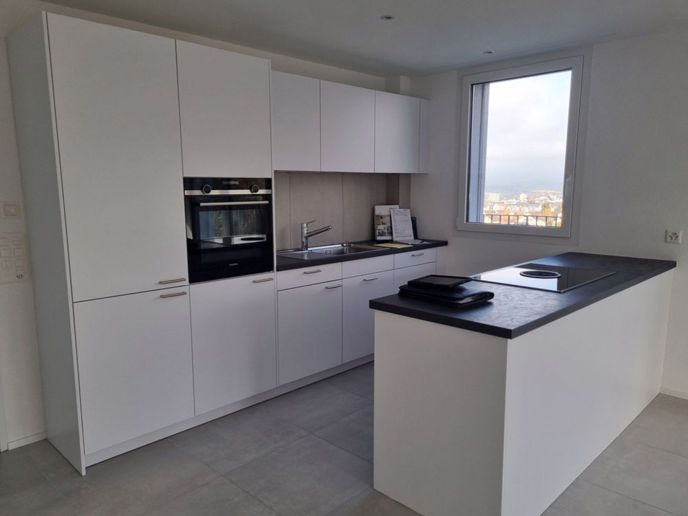 grosszügige moderne Wohnung mit sehr schöner Aussicht - Kueche.jpg