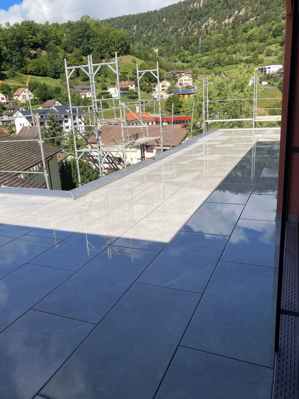 Moderne 2.5-Zimmer-Attika -Wohnung mit Bergblick in Waldenburg - Bild 2