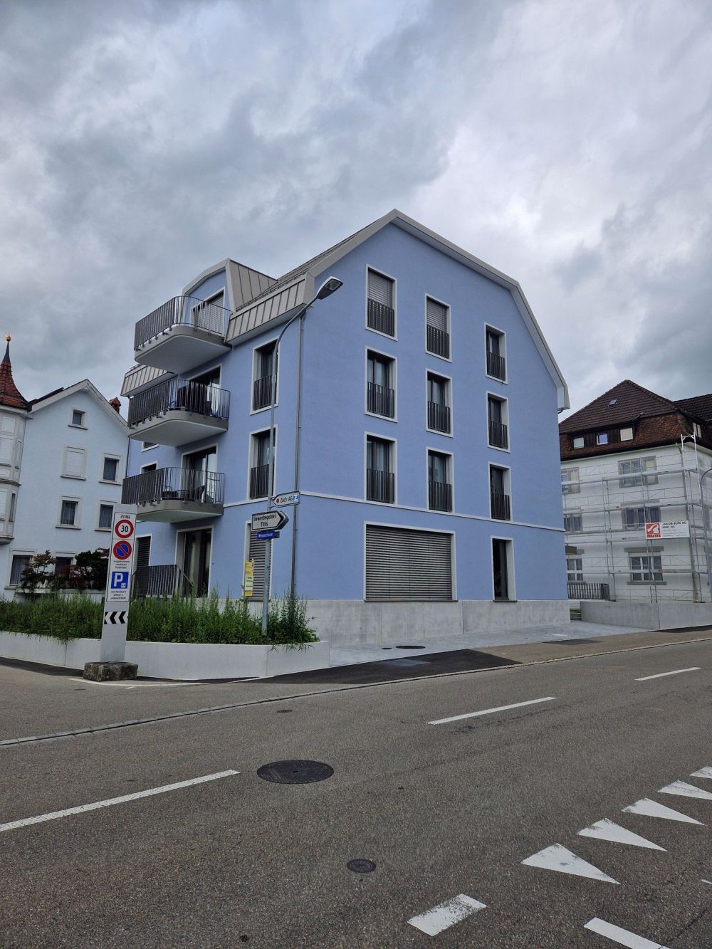 Moderne 4.5-Zimmer-Dachwohnung mit Balkon in Wil - Bild 1