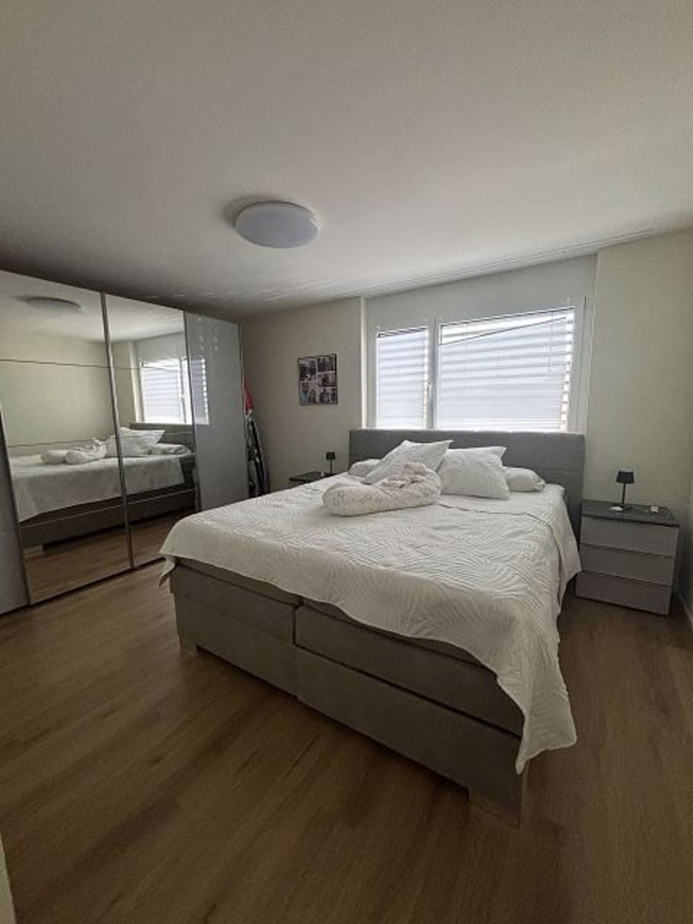 Moderne, helle Attikawohnung - Elternschlafzimmer mit Bad en Suite