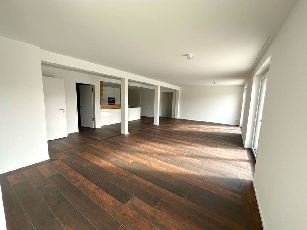 Exklusive 4.5 Zimmer-Parterre-Wohnung im Eigentumsstandard mit über 200m² Aussenbereich zu vermieten - Bild 1