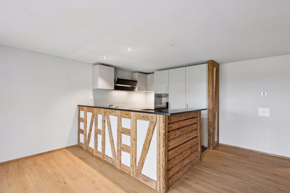 NEUBAU: 2.5 Zimmer-Wohnung im Erdgeschoss - Küche mit Altholzelementen