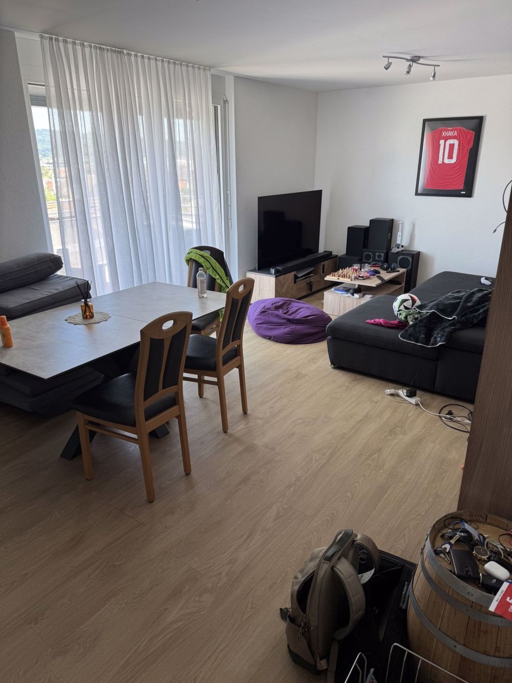 Moderne 2.5-Zimmer-Wohnung mit zwei Balkonen 2 Gehminuten vom Bahnhof Dübendorf entfernt - Bild 1