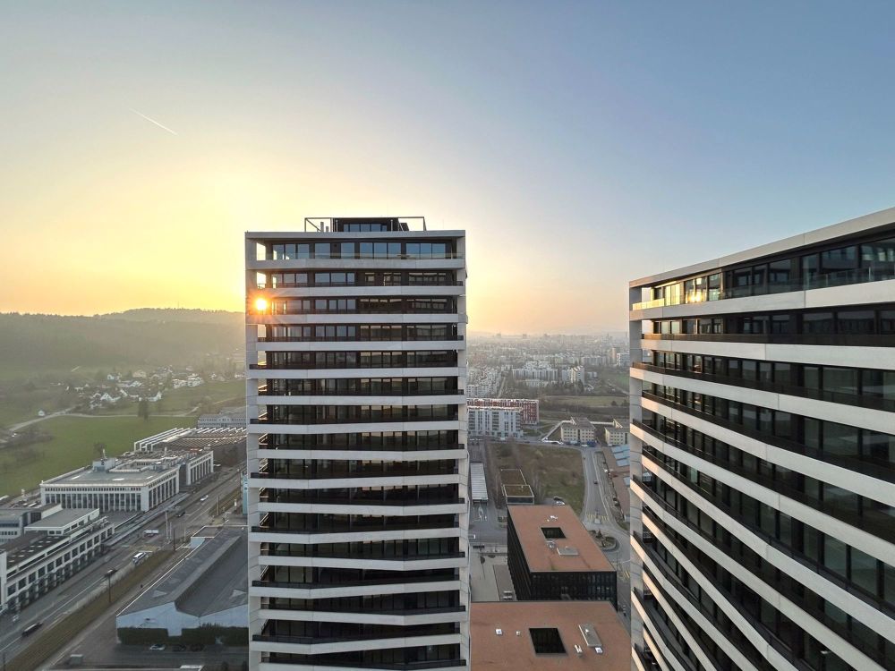 EXKLUSIV WOHNEN AUF 33. ETAGE DES HÖCHSTEN WOHNGEBÄUDES DER SCHWEIZ - Bild 2
