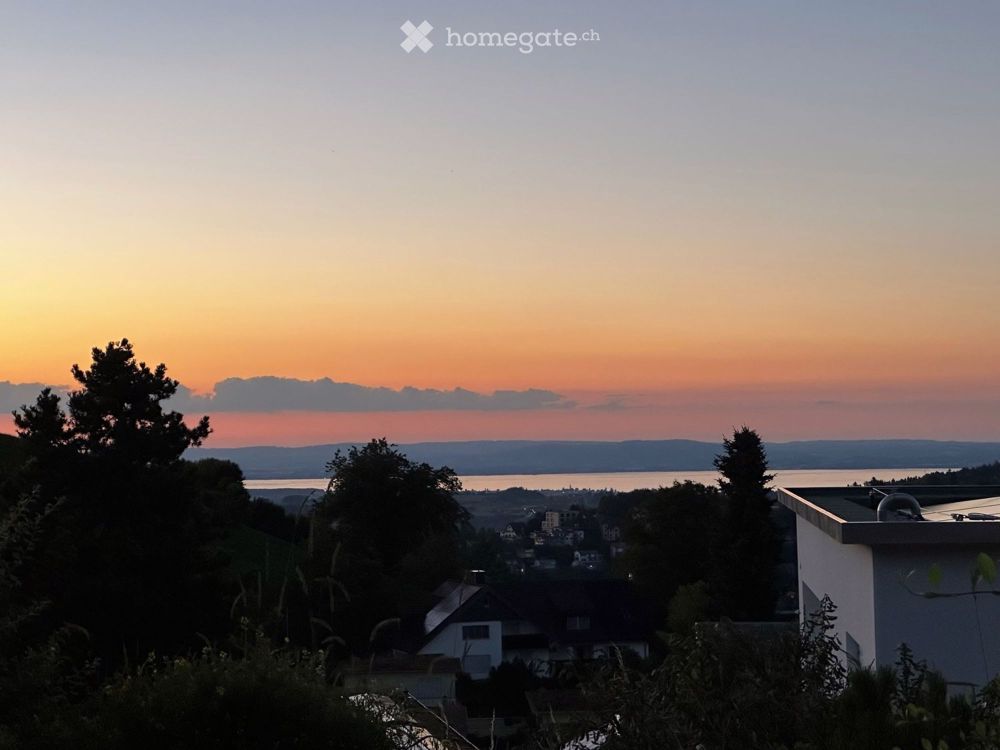 Charmante 1.5-Zimmer-Wohnung mit herrlicher Aussicht (Erstbezug), eigener kleiner Sitzplatz, Sauna - Bild 2