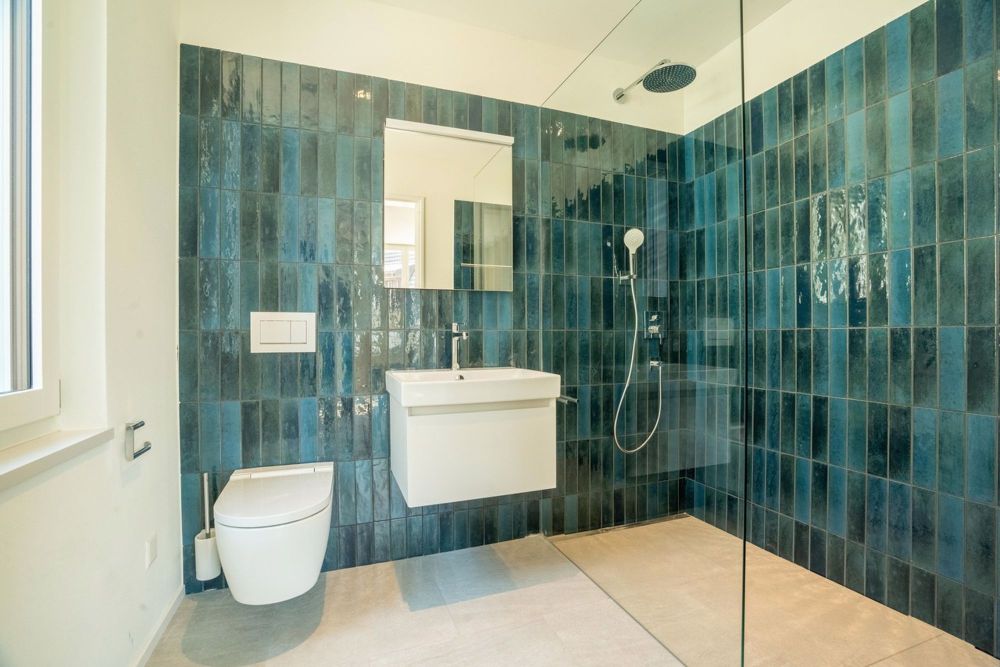 Stilvolle 2.5-Zimmer-Neubauwohnung mit Komfort und Aussicht - Bad