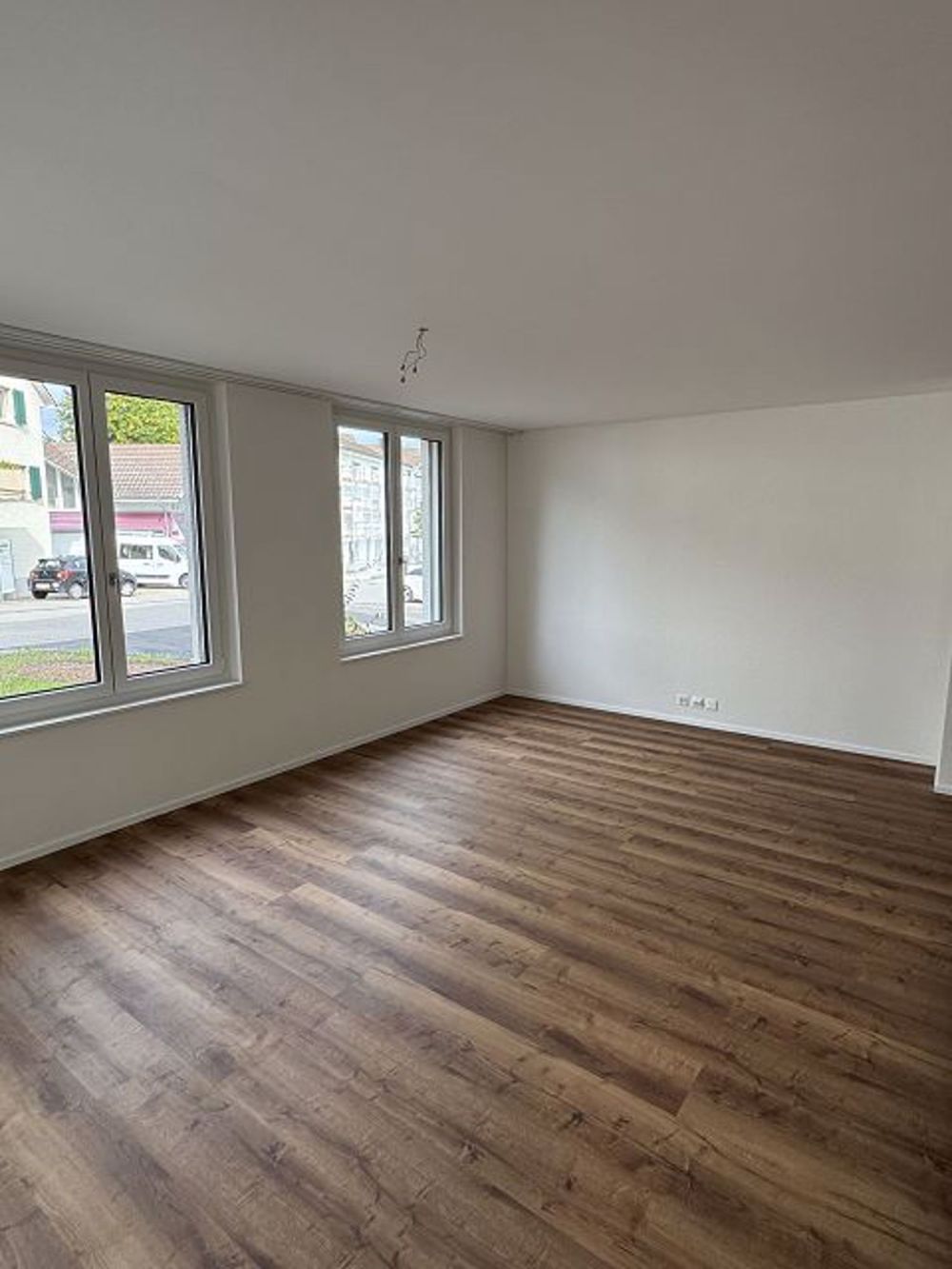 Sonnige, grosszügig ausgestattete 4.5-Zimmerwohnung - Wohn- / Essbereich