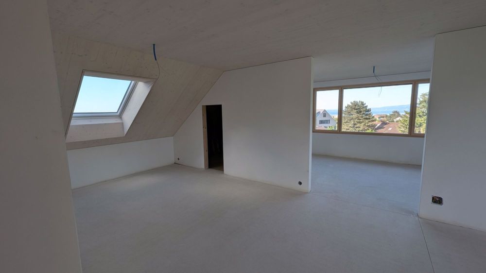 Neubau 5.5-Zimmer-Wohnung - Wohnzimmer mit 2 gr. Abstellräumen