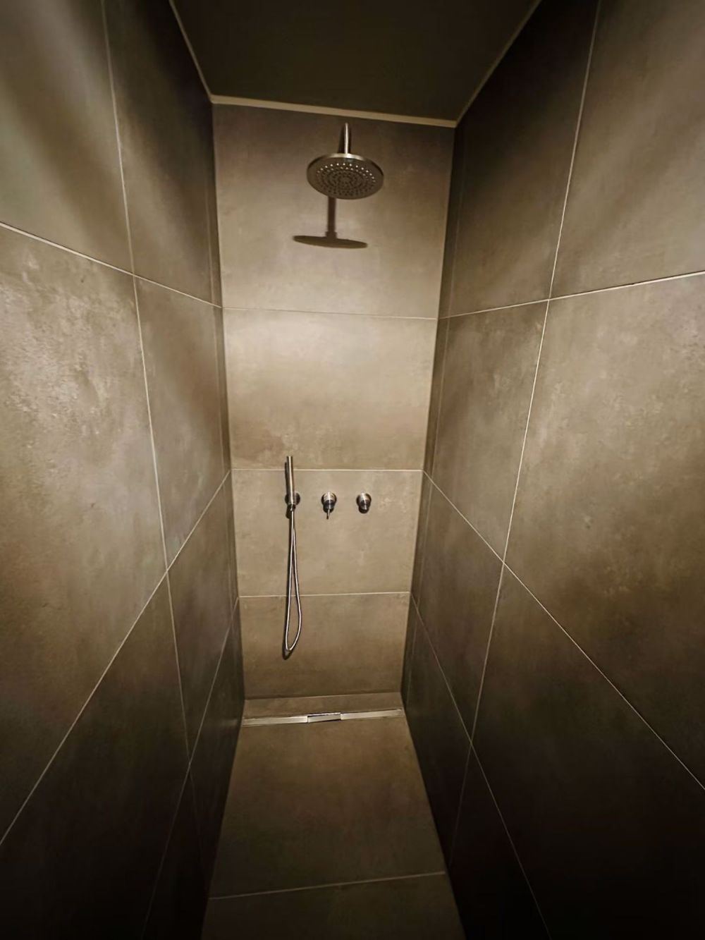 Möblierte 2.5-Zimmer-Wohnung mit Flussblick / Fully Furnished 2.5-Room Apartment with River View - Badezimmer / Bathroom