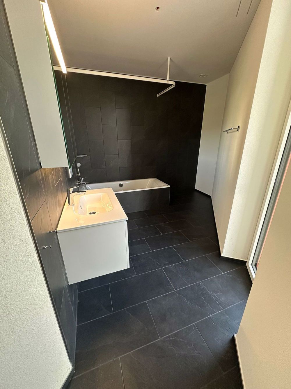 Erstbezug! Moderne, helle Wohnung mit Balkon, ruhig, zentral und top angebunden - Bild 6