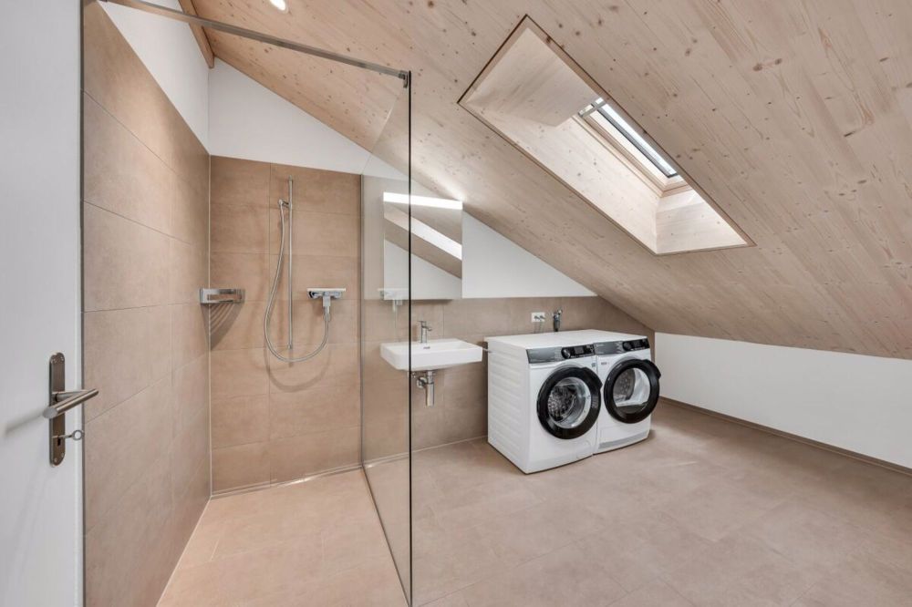 ERSTVERMIETUNG - Lichtdurchflutete Dachwohnung an zentraler Lage im Dorf - Bild 6