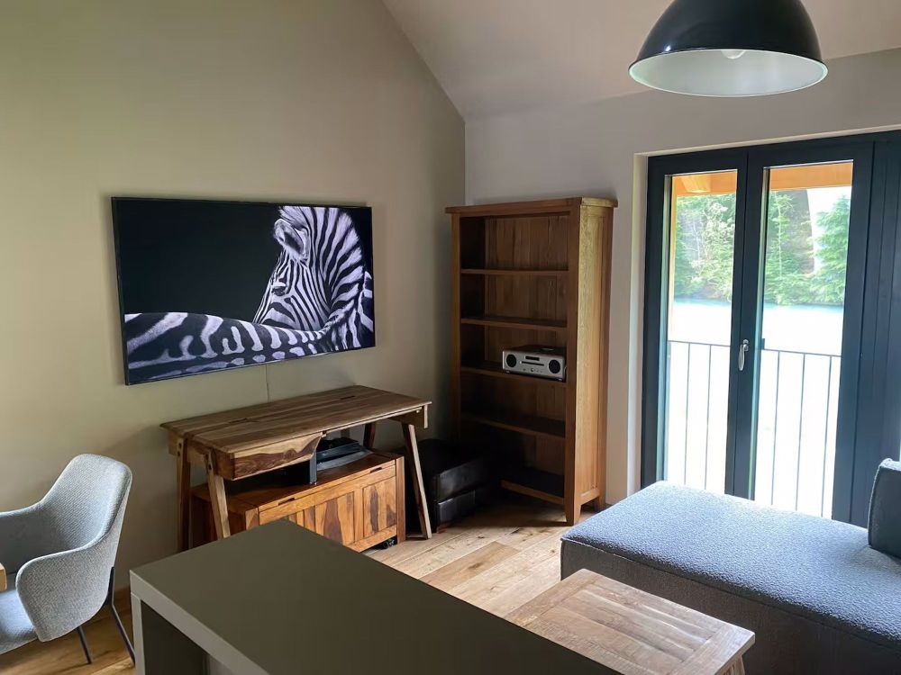Möblierte 2.5-Zimmer-Wohnung mit Flussblick / Fully Furnished 2.5-Room Apartment with River View - Wohnzimmer / Living Room