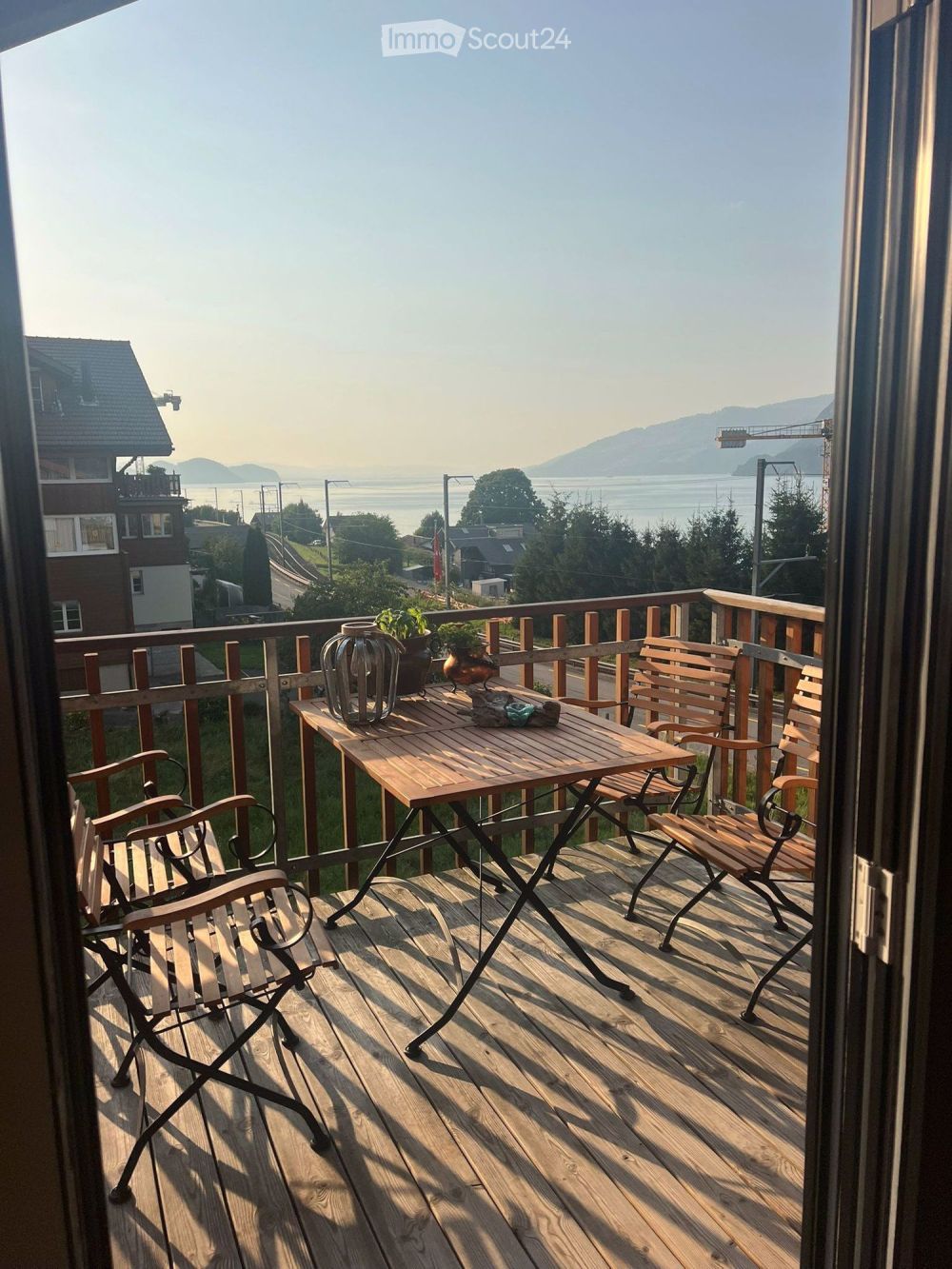 Moderne 2.5-Zimmer-Dachwohnung mit Seeblick in Leissigen - Bild 1