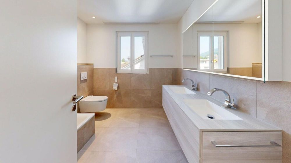 Sonnige 4.5-Zimmer-Wohnung mit zwei Bädern – ideal für Familien - Bad/WC
