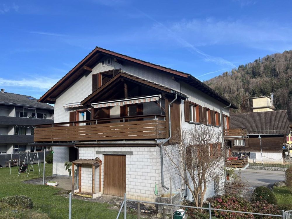 Erstvermietung nach Renovation: Kompakte Maisonette-Wohnung mit Balkon - Aussenansicht