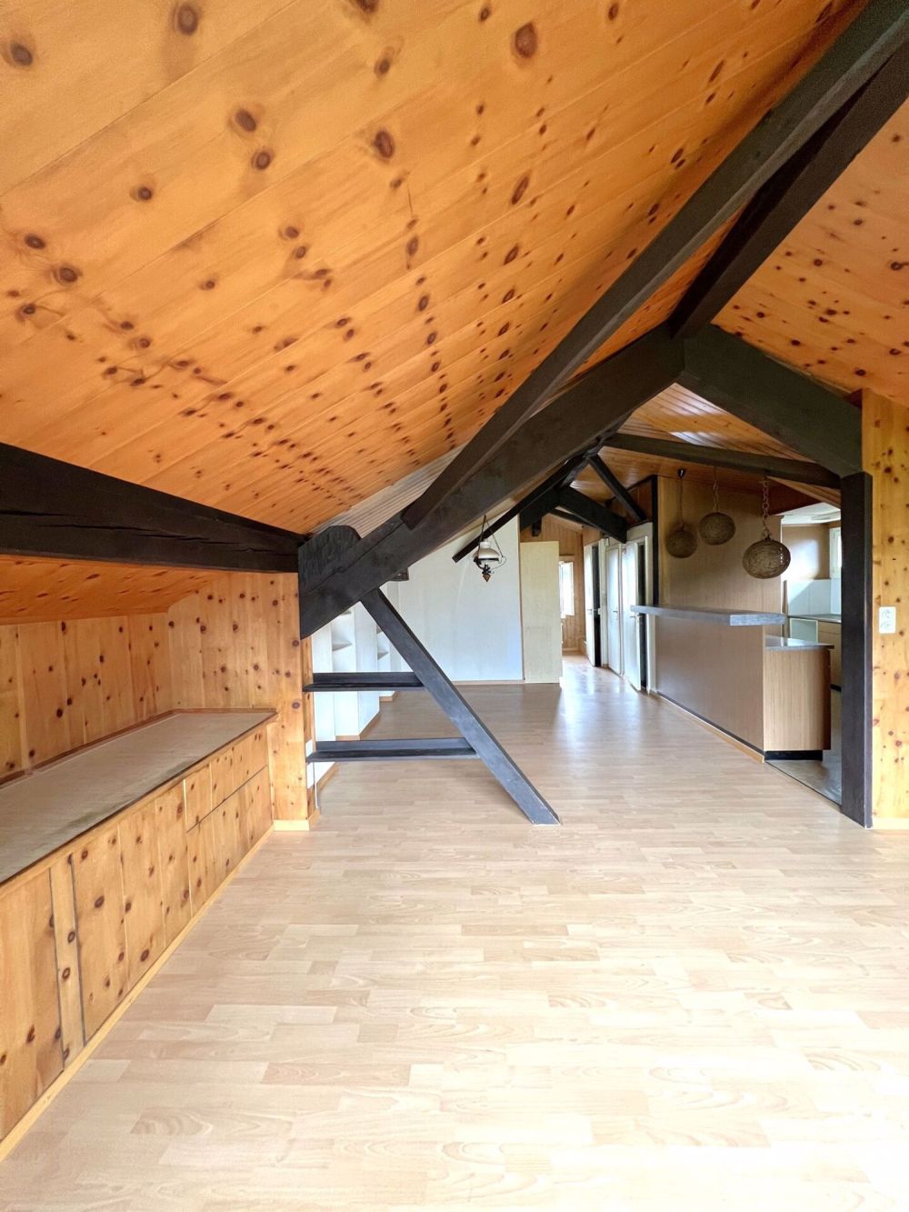 Befristet - 2.5 Zimmer-Dachwohnung mit Weitsicht - Bild 2