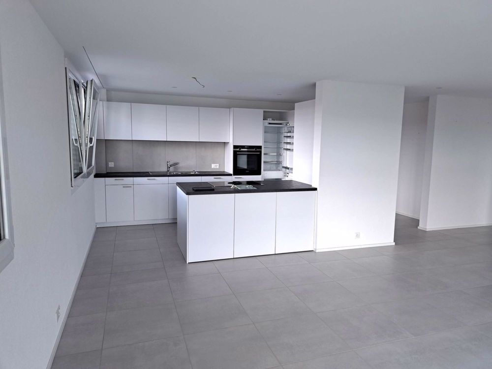 moderne Wohnung mit Balkon an ruhiger Lage mit top Ausbaustandard - Kueche.jpg