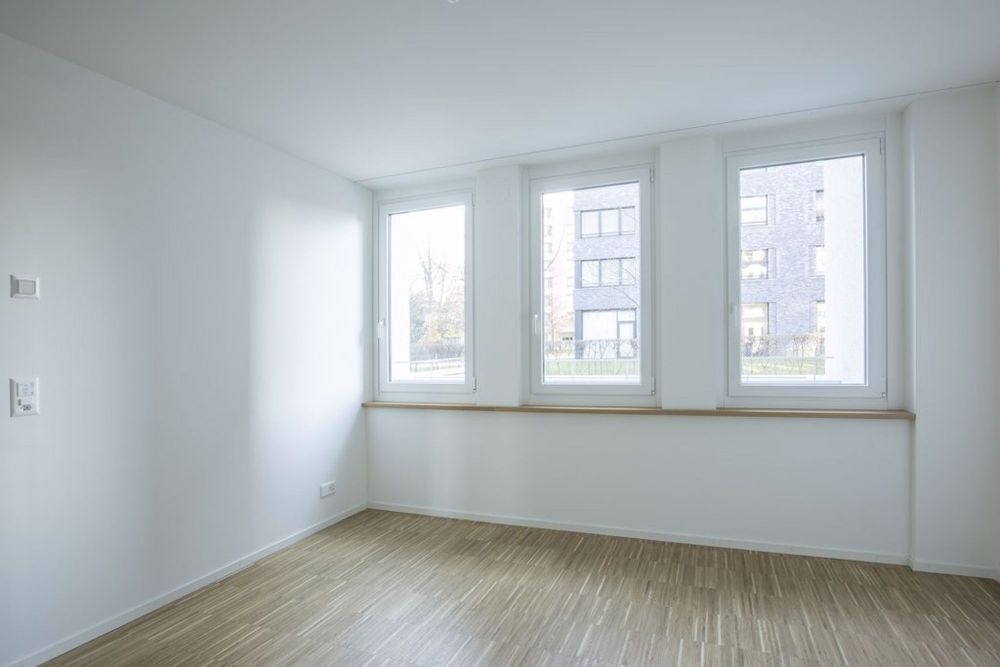 ERSTVERMIETUNG - 3.5-Zi.-Wohnung mit Terrasse und Waschturm - Zimmer_hinten_rechts.jpg